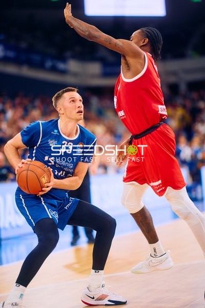 Ryan Mikesell in Verteidigungsaktion gegen SYNTAINICS MBC