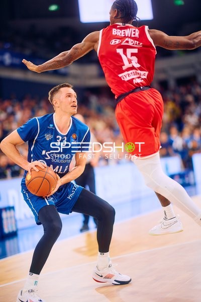 Ryan Mikesell unter Druck von MBC-Verteidigung