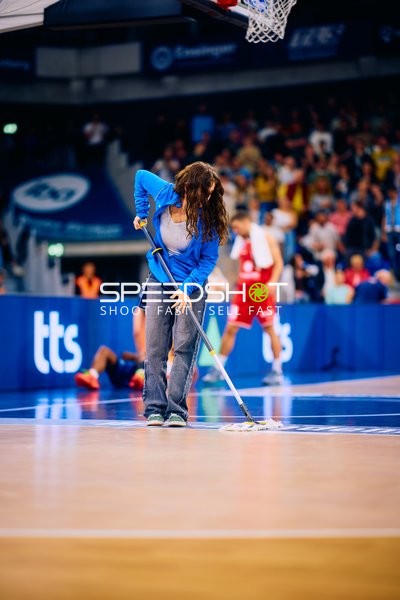 Reinigungspause auf dem Spielfeld