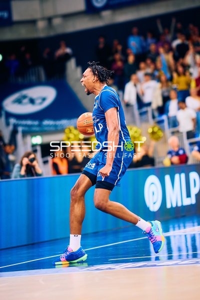 Energetisches Dribbeln von MLP Academics Spieler