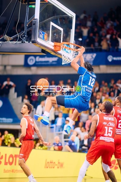 Dynamischer Dunk von MLP Academics