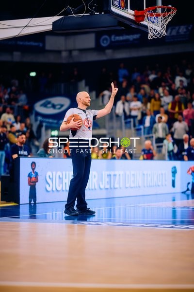 Schiedsrichter unterbricht das Spiel