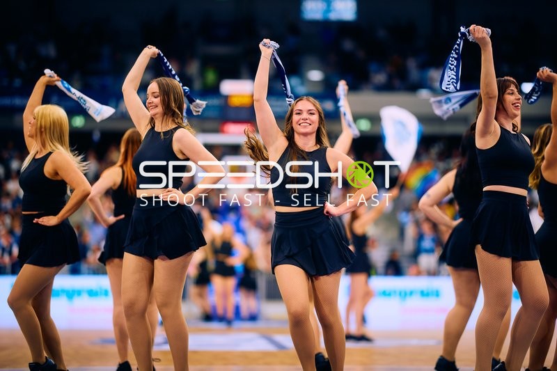 Tanzperformance der Pfitzenmeier Cheerdancers beim Basketballspiel