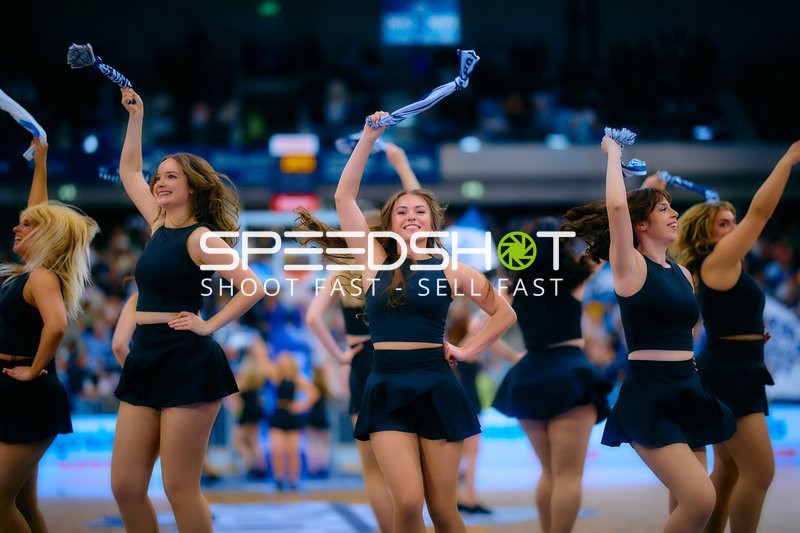 Energetische Cheerleader-Performance bei Basketballspiel