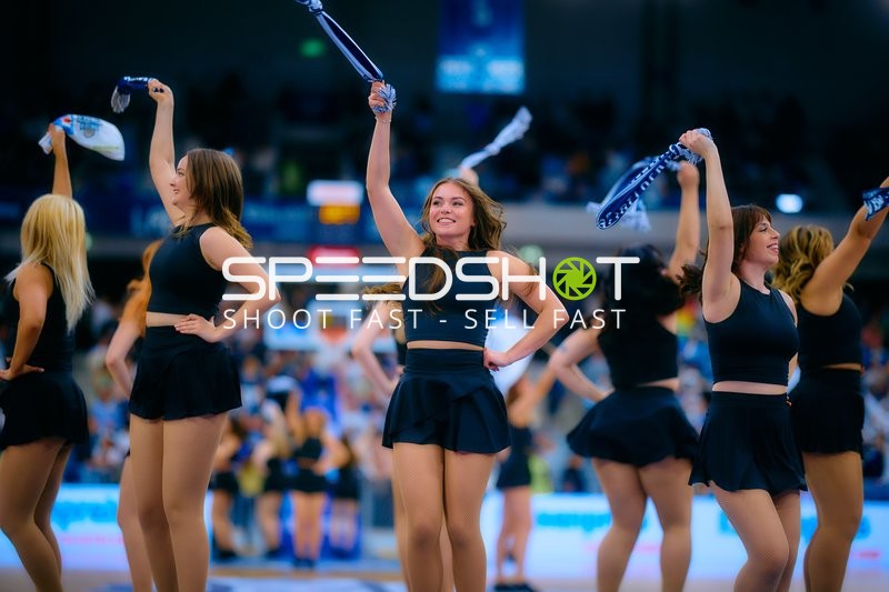 Cheerdancers heizen den Fans ein