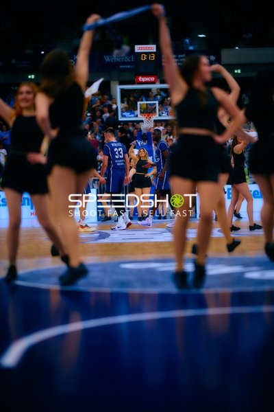 Cheerleader-Performance während der Spielpause