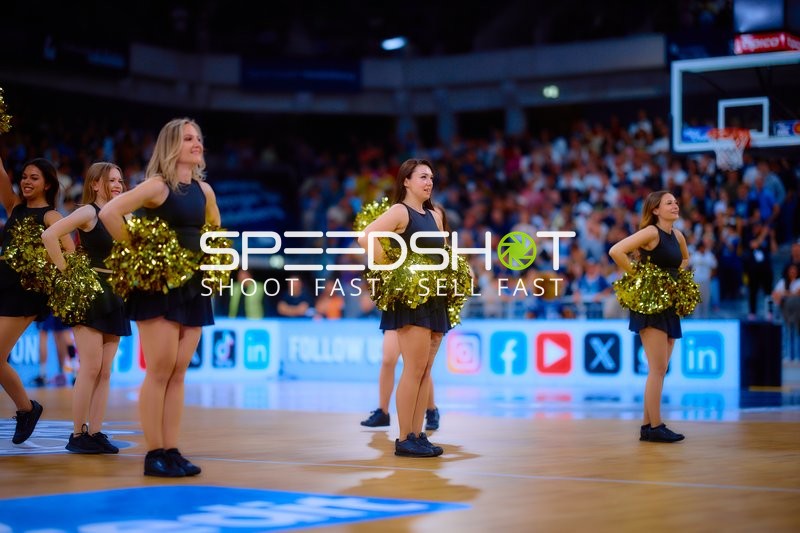 Mitreißende Pausenshow von Cheerleadern begeistert die Fans