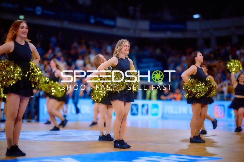 Cheerleader-Performance begeistert Publikum