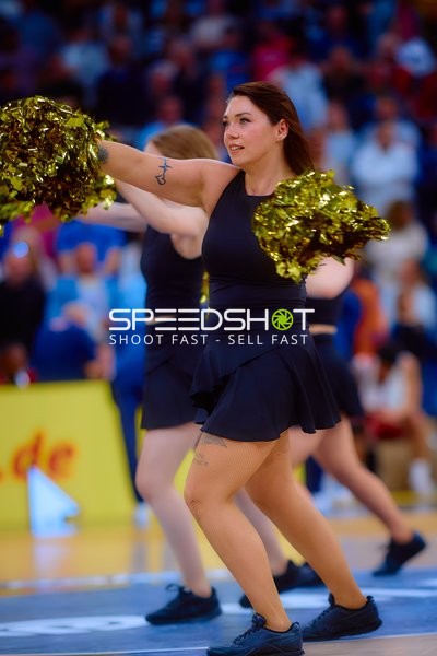 Dynamische Cheerleader-Performance während des Spiels