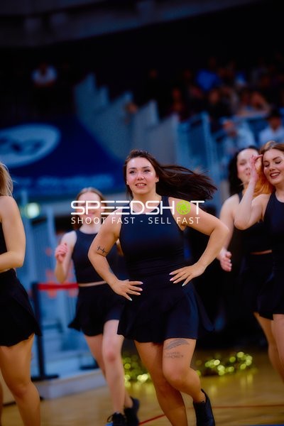 Cheerleader tanzen während des Spiels