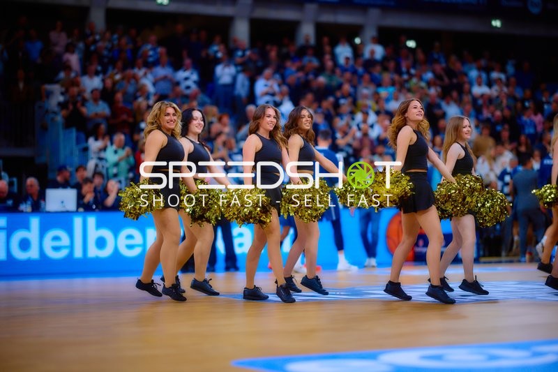 Cheerdancers fesseln die Menge während der Spielpause