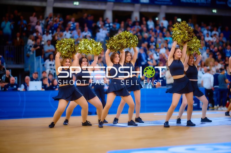 Pfitzenmeier Cheerdancers bringen Stimmung aufs Spielfeld