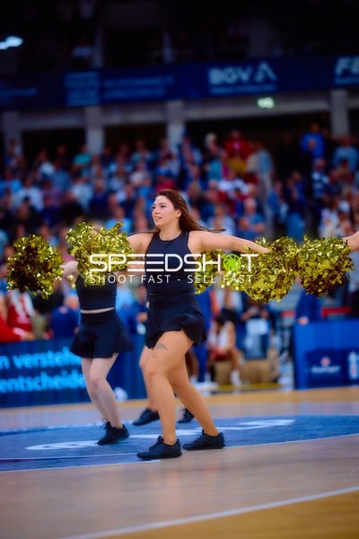 Mitreißende Cheerleader-Performance während Spielpause