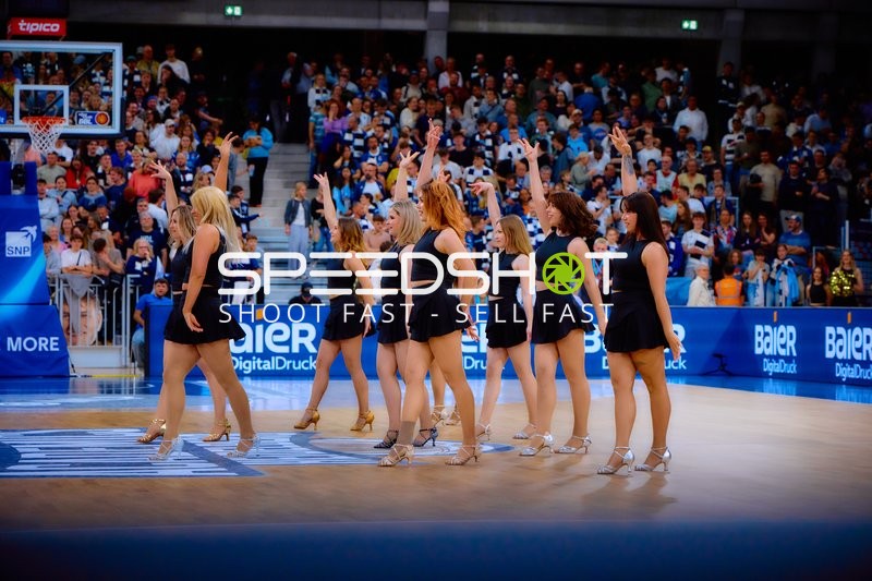 Cheerdancers heizen den Fans ein