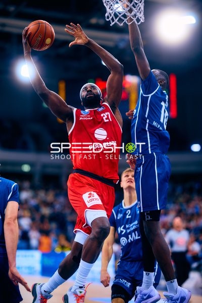 Syntainics MBC Spieler geht zum Dunk gegen MLP Academics