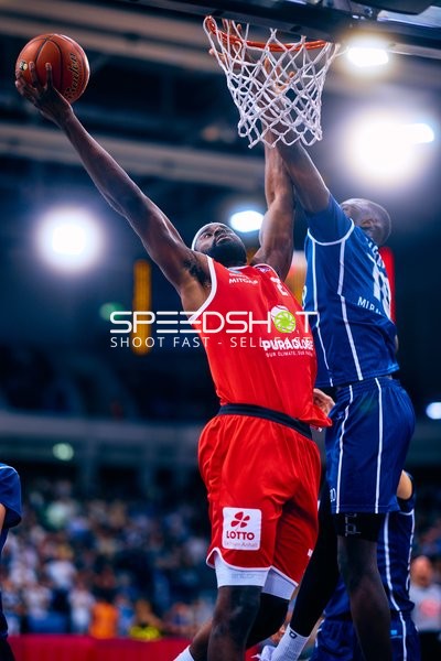 Spektakulärer Dunk von Syntainics MBC gegen MLP Academics