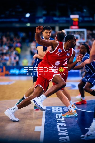 Intensive Verteidigung im Spiel MLP Academics gegen Syntainics MBC