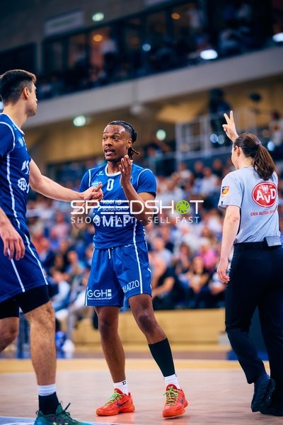 Intensive Diskussion zwischen DJ Horne und dem Schiedsrichter