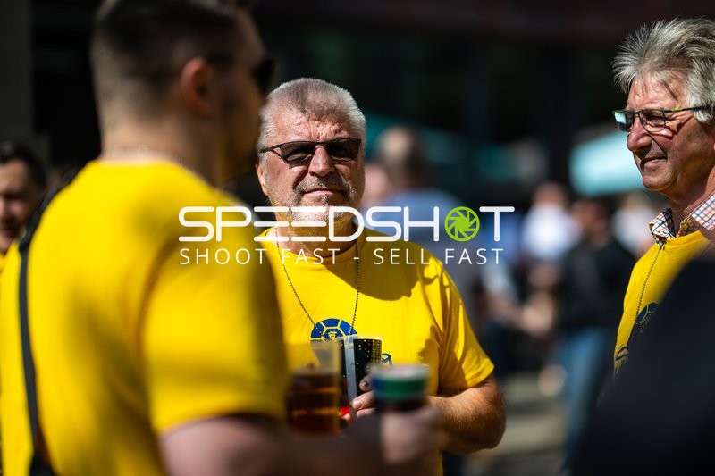 Fans versammeln sich vor dem Spiel