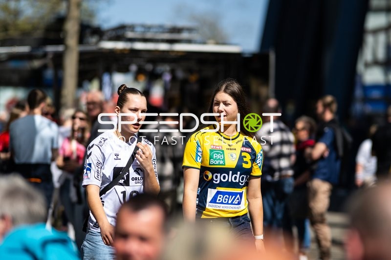 Fans in Vorfreude auf das Handballhalbfinale