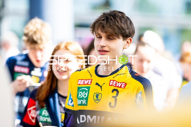 Rhein-Neckar Löwe wartet vor dem Spiel