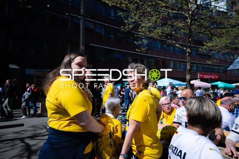 Fans versammeln sich vor dem Halbfinale