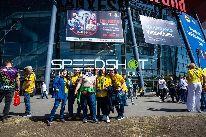 Fans versammeln sich vor dem Halbfinale