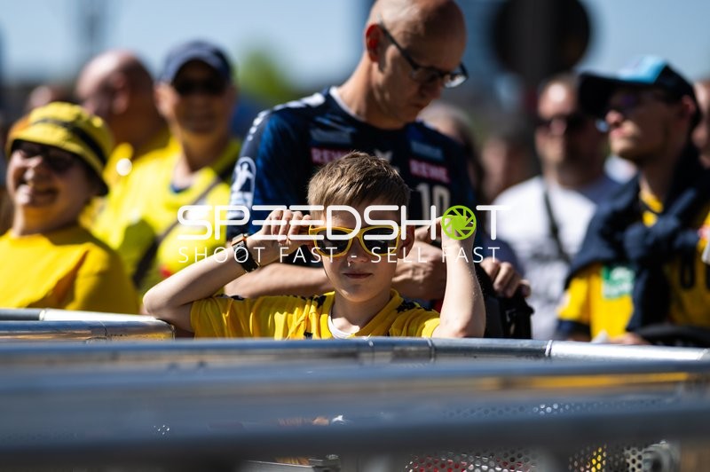 Fans versammeln sich zum Halbfinale