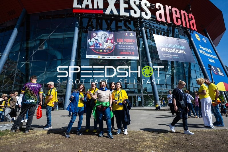 Fans vor der Lanxess Arena