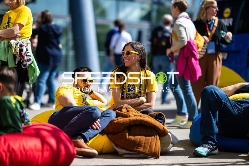 Fans der Rhein-Neckar Löwen entspannen vor dem Spiel