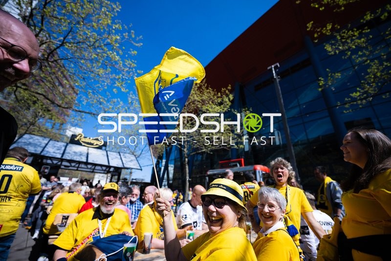 Rhein-Neckar Löwen Fans feiern vor dem Halbfinale