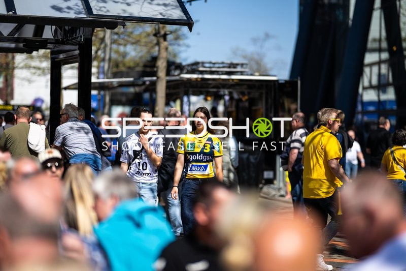 Fans stimmen sich auf das Halbfinale ein