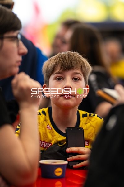 Junger Rhein Neckar Löwen Fan beobachtet das Spielgeschehen