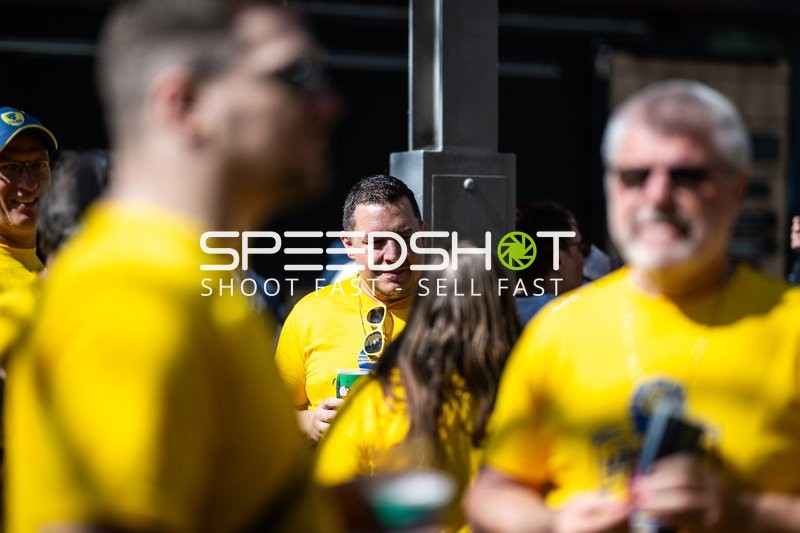 Fans versammeln sich vor dem Halbfinale