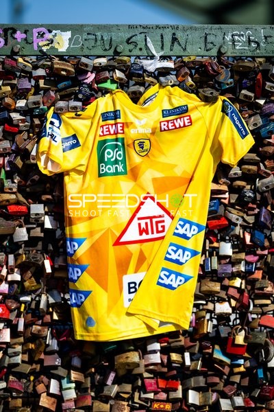 Gelbes Trikot an Brücke