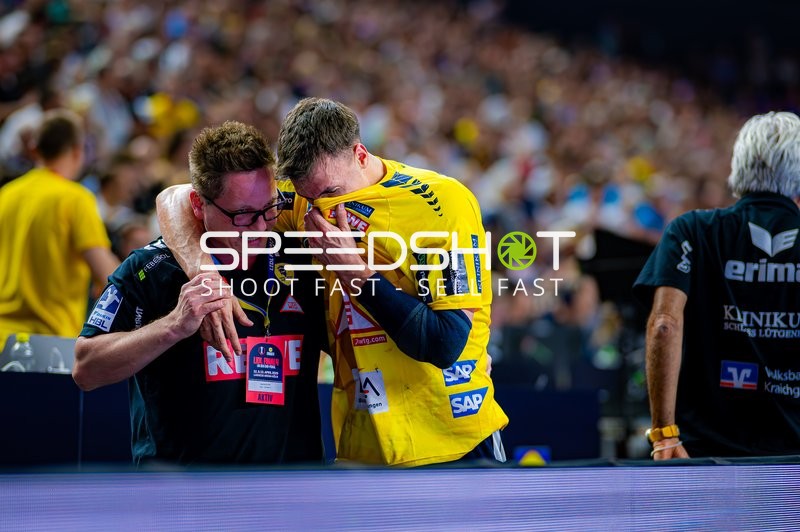 Ivan Martinović (5, Rhein Neckar Löwen) verlässt verletzt Spielfeld