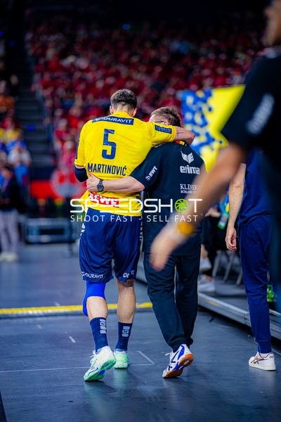 Ivan Martinović (5, Rhein Neckar Löwen) wird gestützt