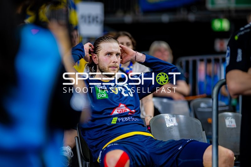 Maximilian Kochendörfer entspannt auf der Bank