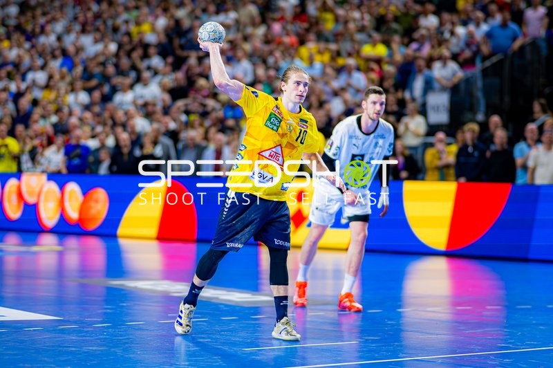 Juri Knorr (10, Rhein Neckar Löwen) wirft