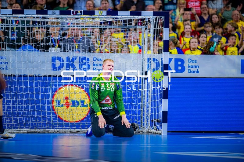 David Späth (29, Rhein Neckar Löwen) am Boden