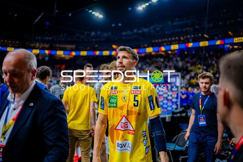 Ivan Martinović (5, Rhein Neckar Löwen) verlässt Spielfeld