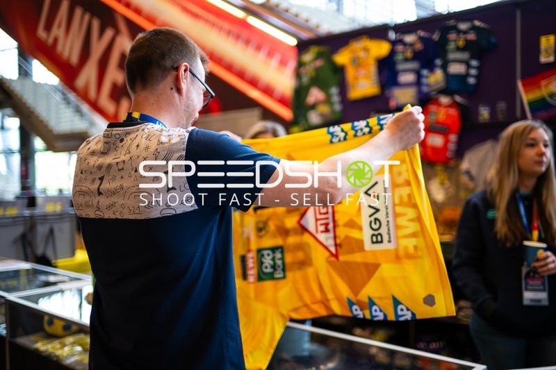 Fan zeigt begeistert sein Trikot