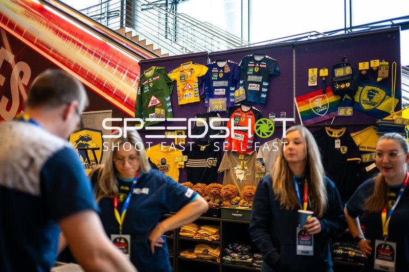 Handball-Fans sichern sich Merchandising