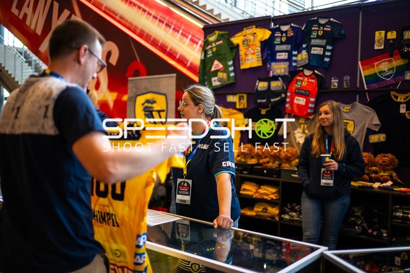 Vorbereitung auf das Spiel mit Merchandise-Präsentation