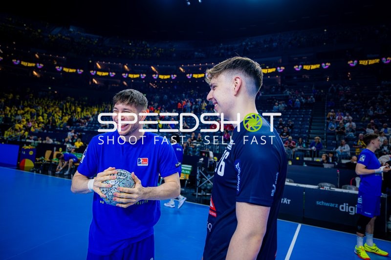 Niklas Michalski lacht während des Warm-ups