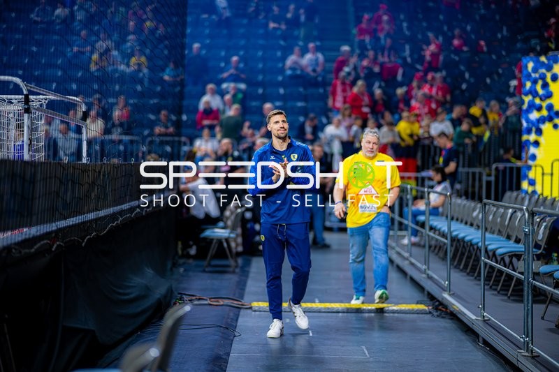 Ivan Martinovic applaudiert vor dem Anpfiff