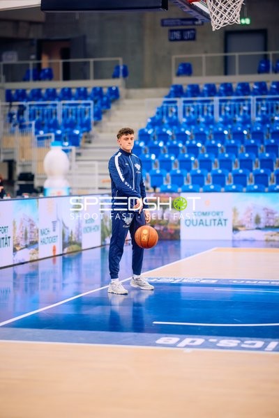 Spieler dribbelt den Basketball