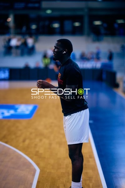 Niners Chemnitz Spieler wartet auf dem Feld