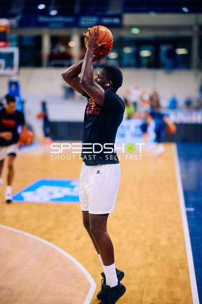 Spieler schießt Korb