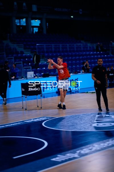 Spieler der Niners Chemnitz wärmt sich auf